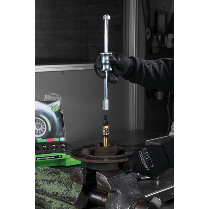 Urządzenie z młotkiem przesuwnym